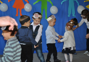Grupa dzieci tańczy podzielona na pary. Ujęcie 2